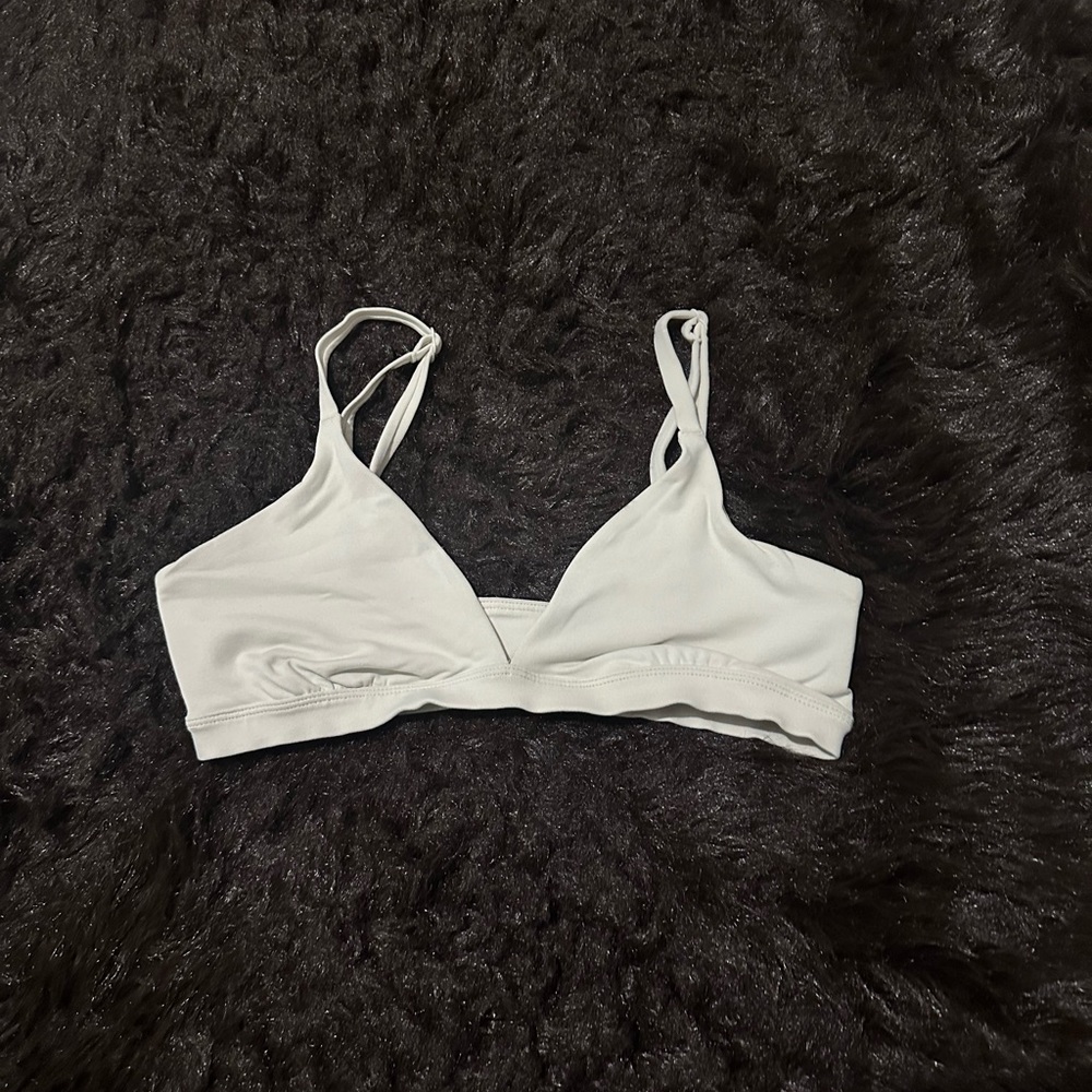 Aritzia
Original Contour Triangle Bralette in matte pearl - Picture 7 of 9